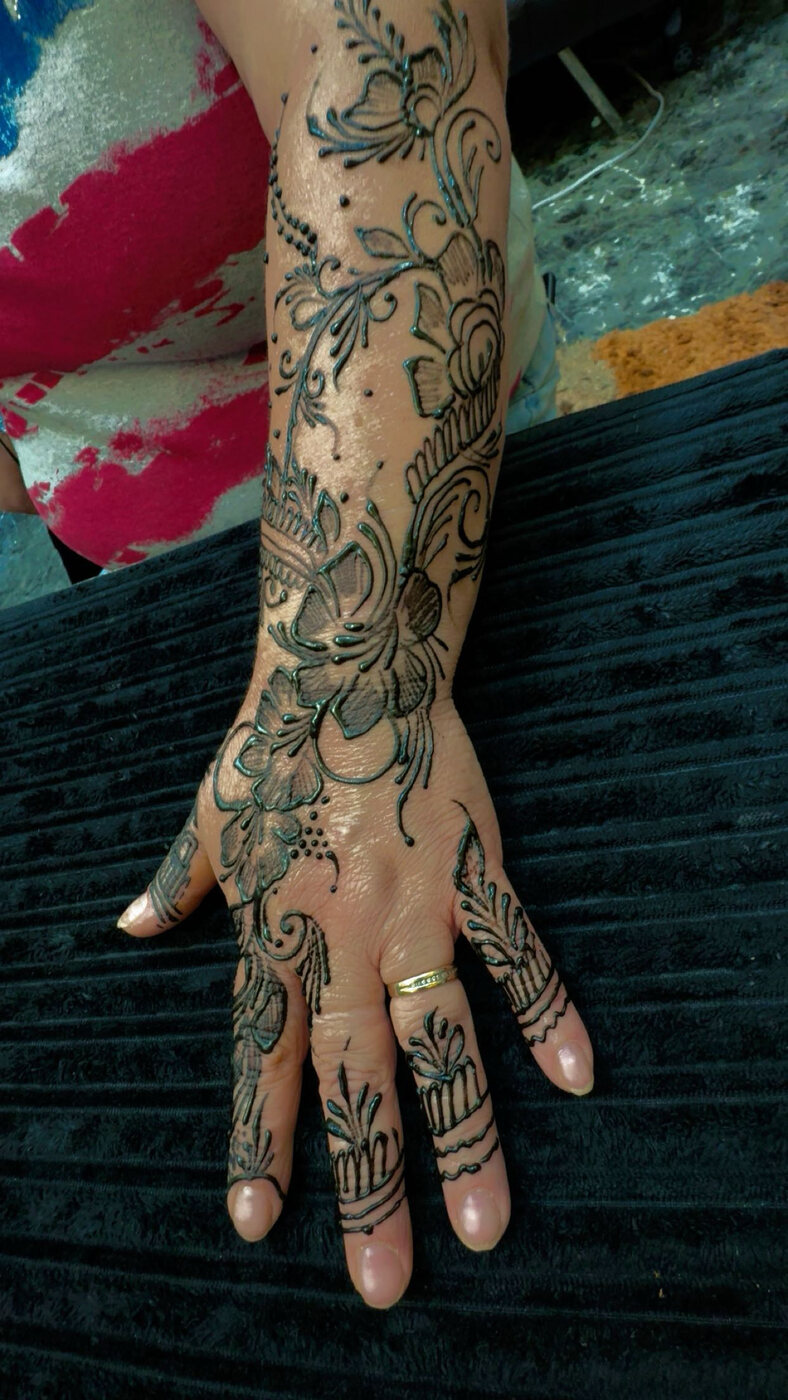 Trailing floral hand henna