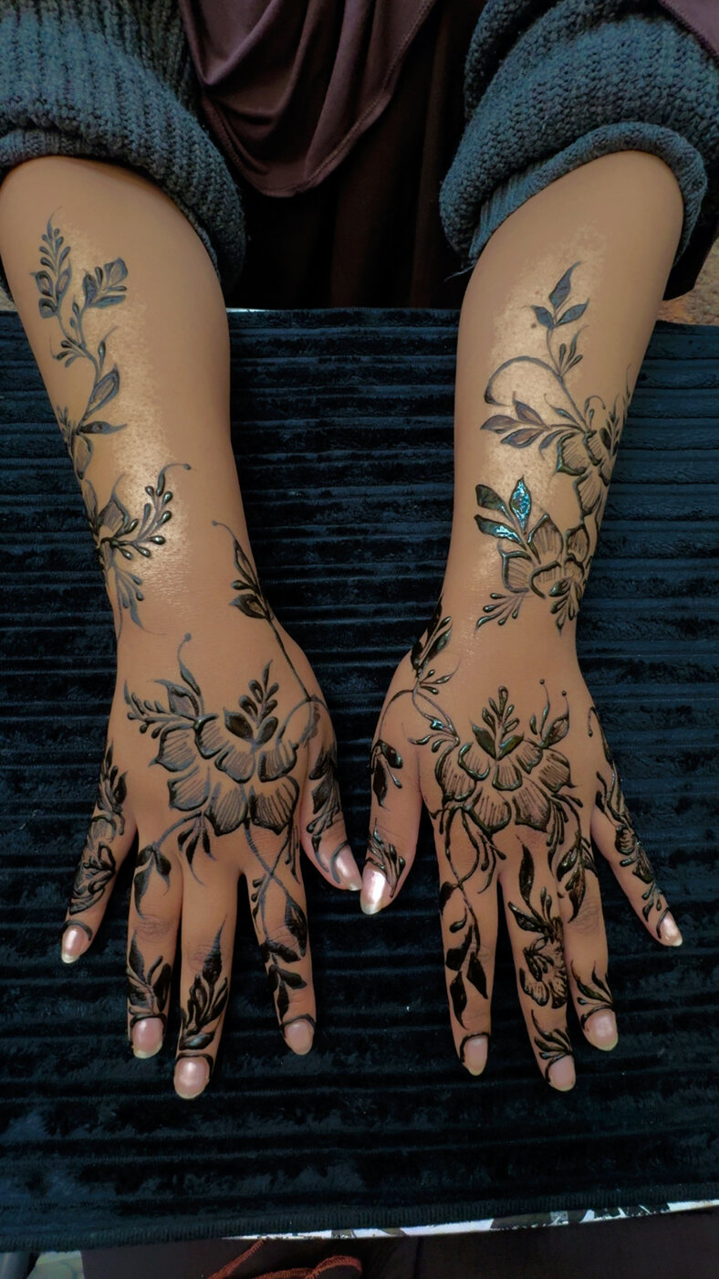 Delicate vine hand henna