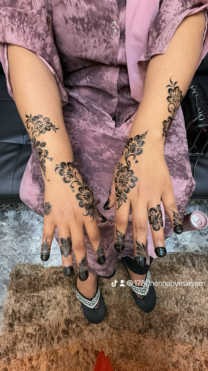 Soft floral pair hand henna