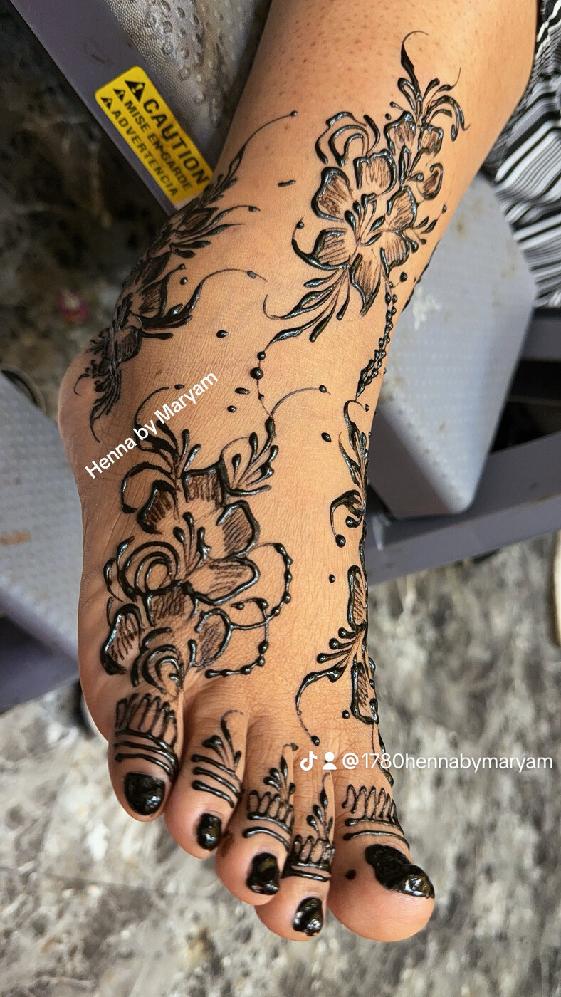 Bold bloom hand henna