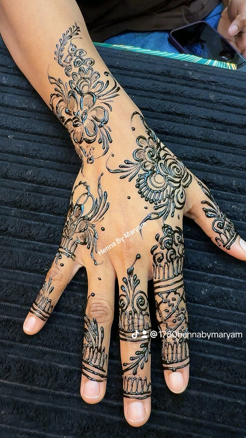Detailed half sleeve henna