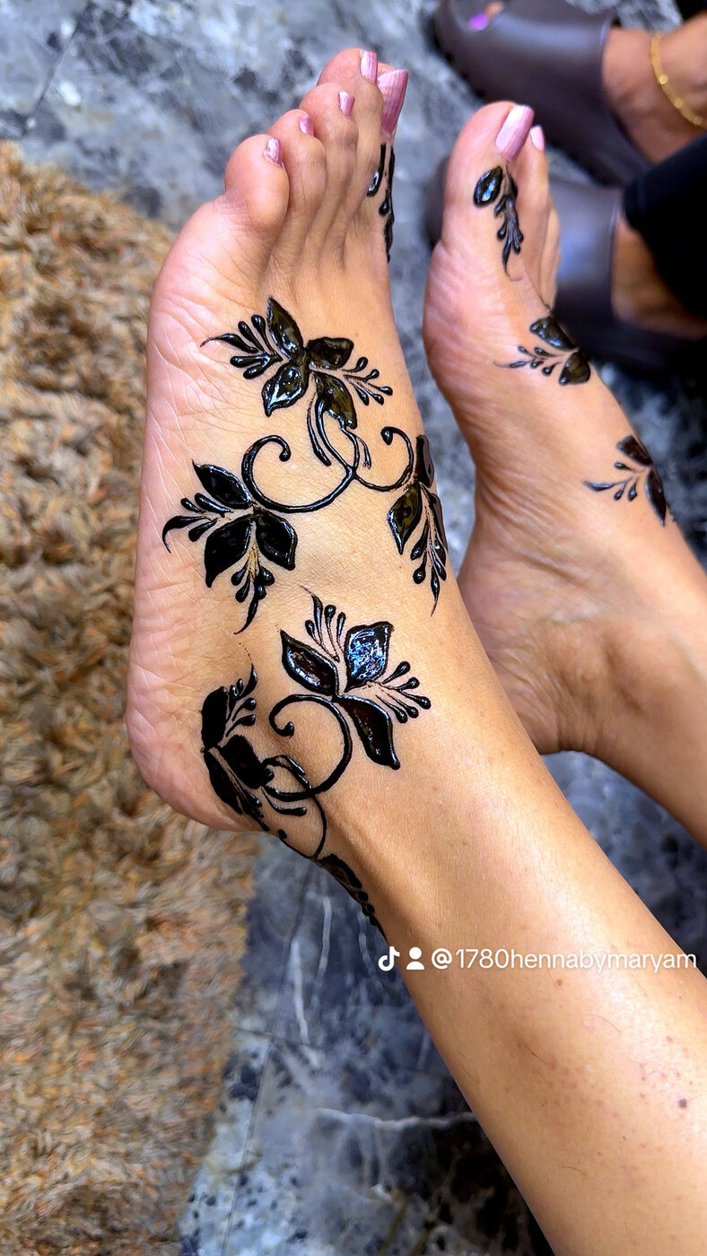 Bold foot bloom henna