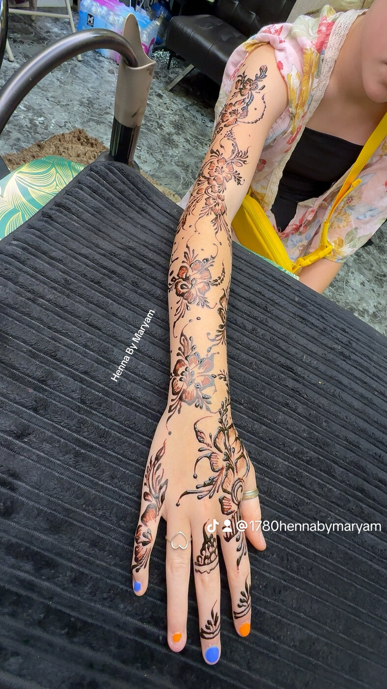 Lace sleeve henna